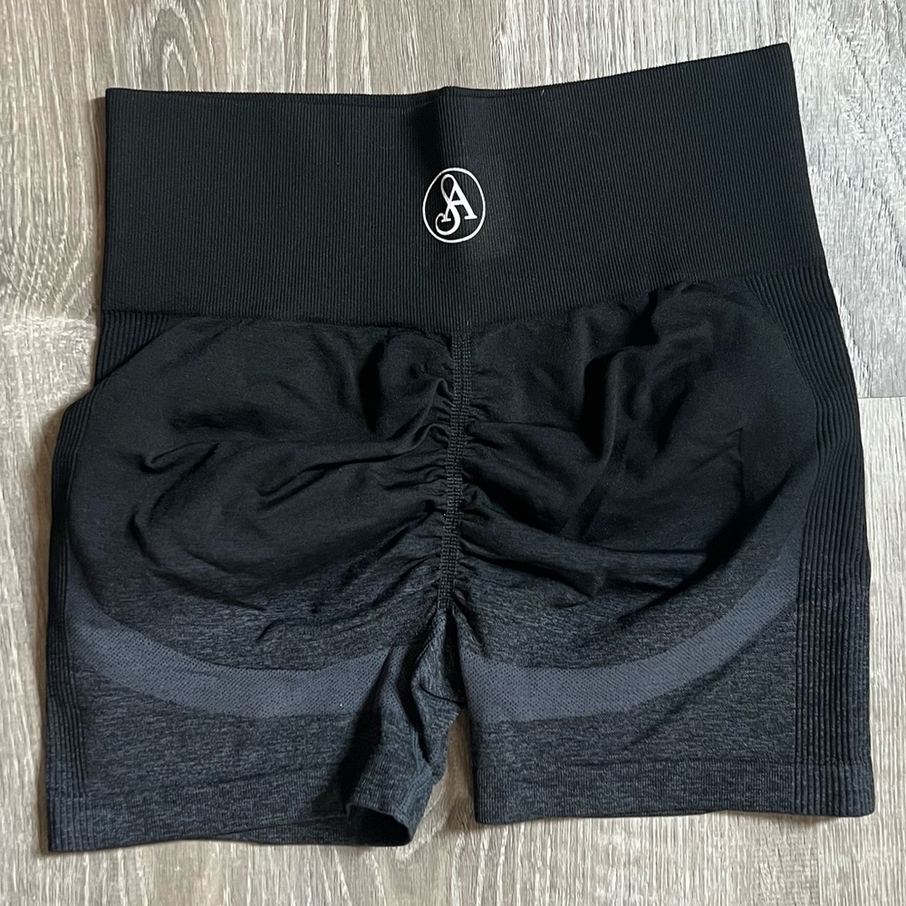 Allure butt scrunch shorts